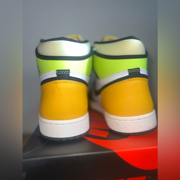 Air Jordan 1 Retro High OG ( Volt Gold ) - Picture 9 of 11